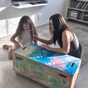 אמא ובת צובעות תיבת עץ בערכת הצביעה של CNcraft