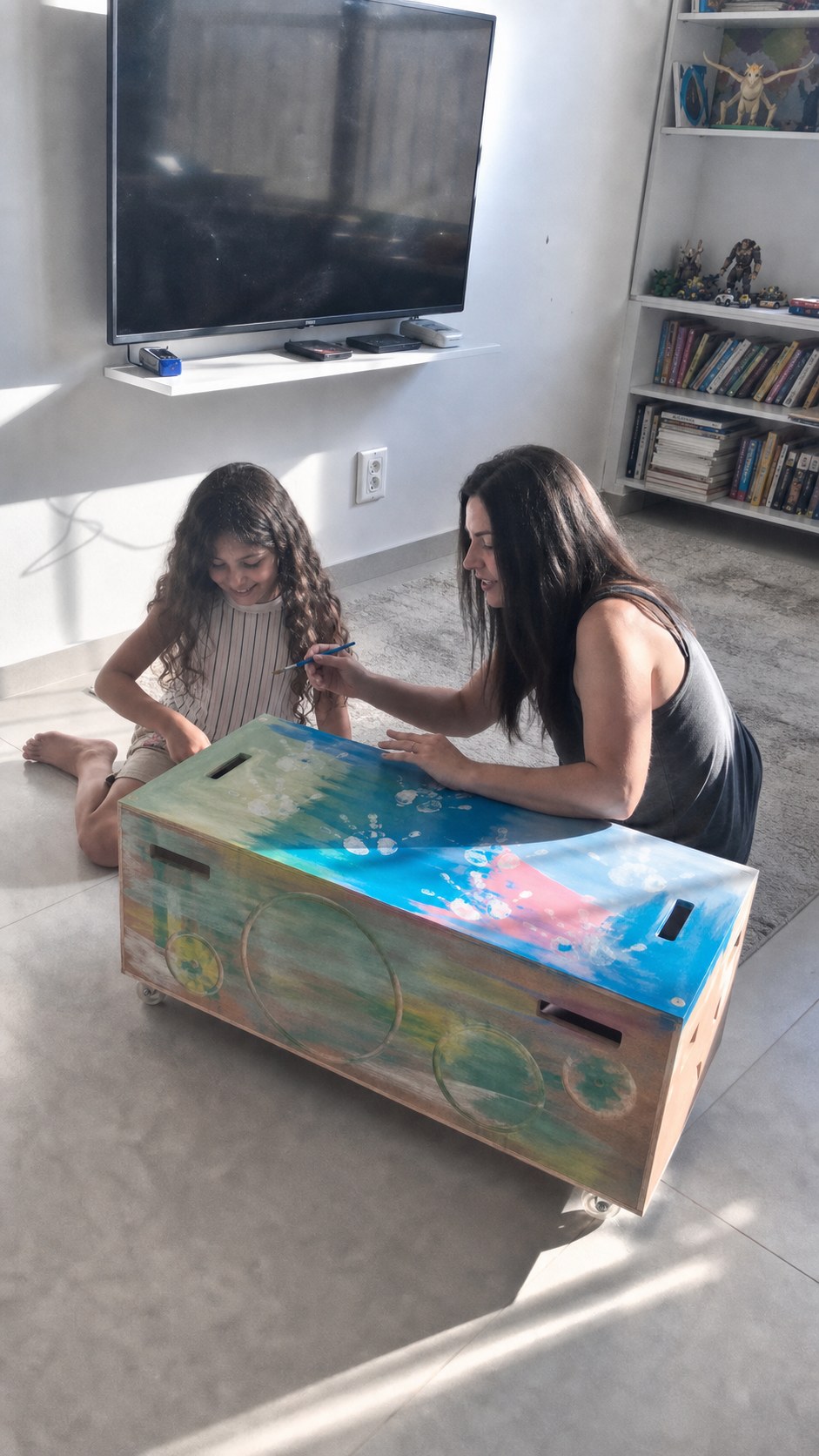 אמא ובת צובעות תיבת עץ בערכת הצביעה של CNcraft